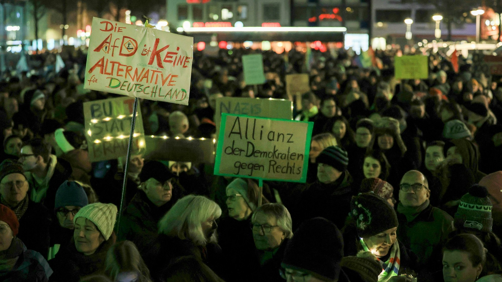 Menschenmenge auf dem Kölner Heumarkt während der Demonstration „Gemeinsam gegen Rechtsruck“ am 16. Januar 2024. Demonstranten halten Plakate mit der Beschriftung „Die AfD ist keine Alternative“ für Deutschland und „Allianz der Demokraten gegen Rechts“.