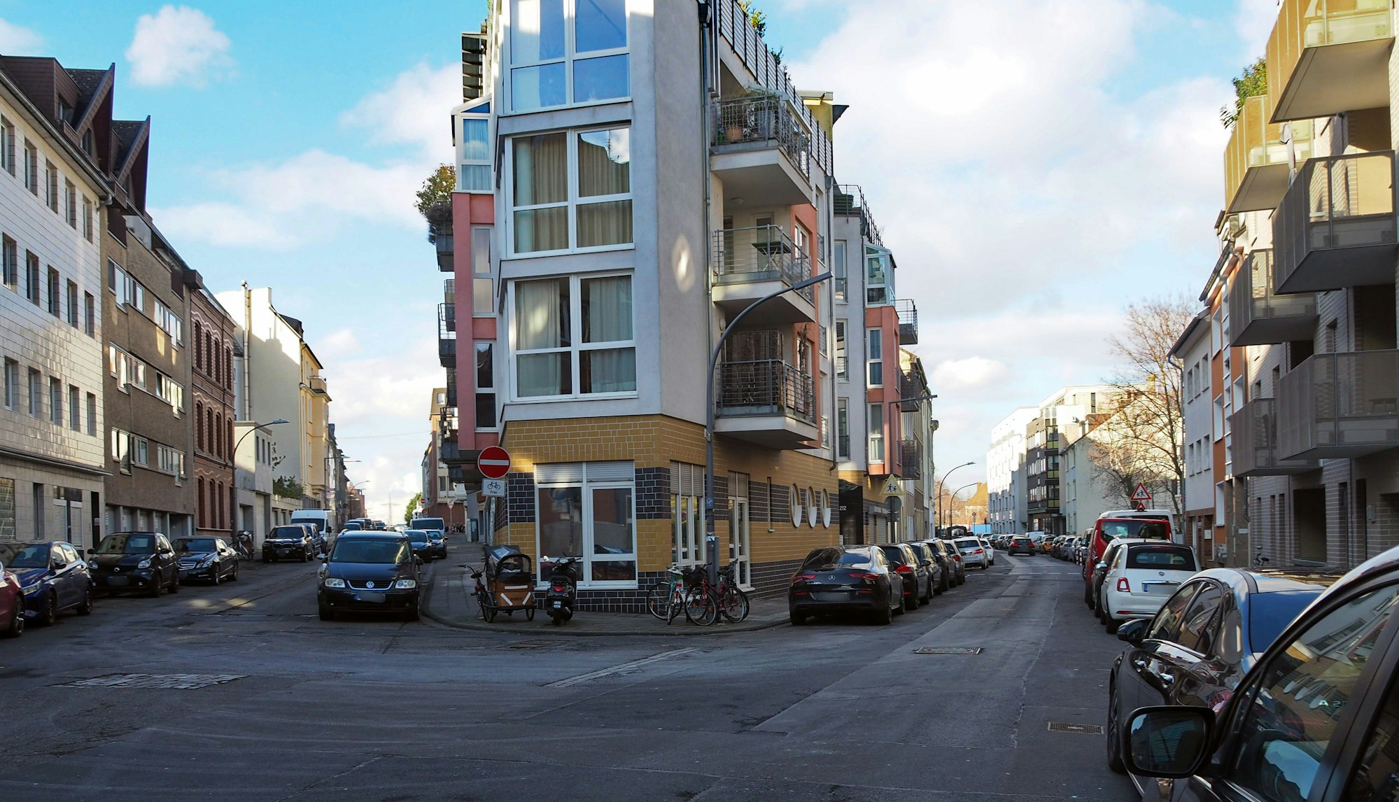 Die Gabelung einer Straße ist zu sehen.