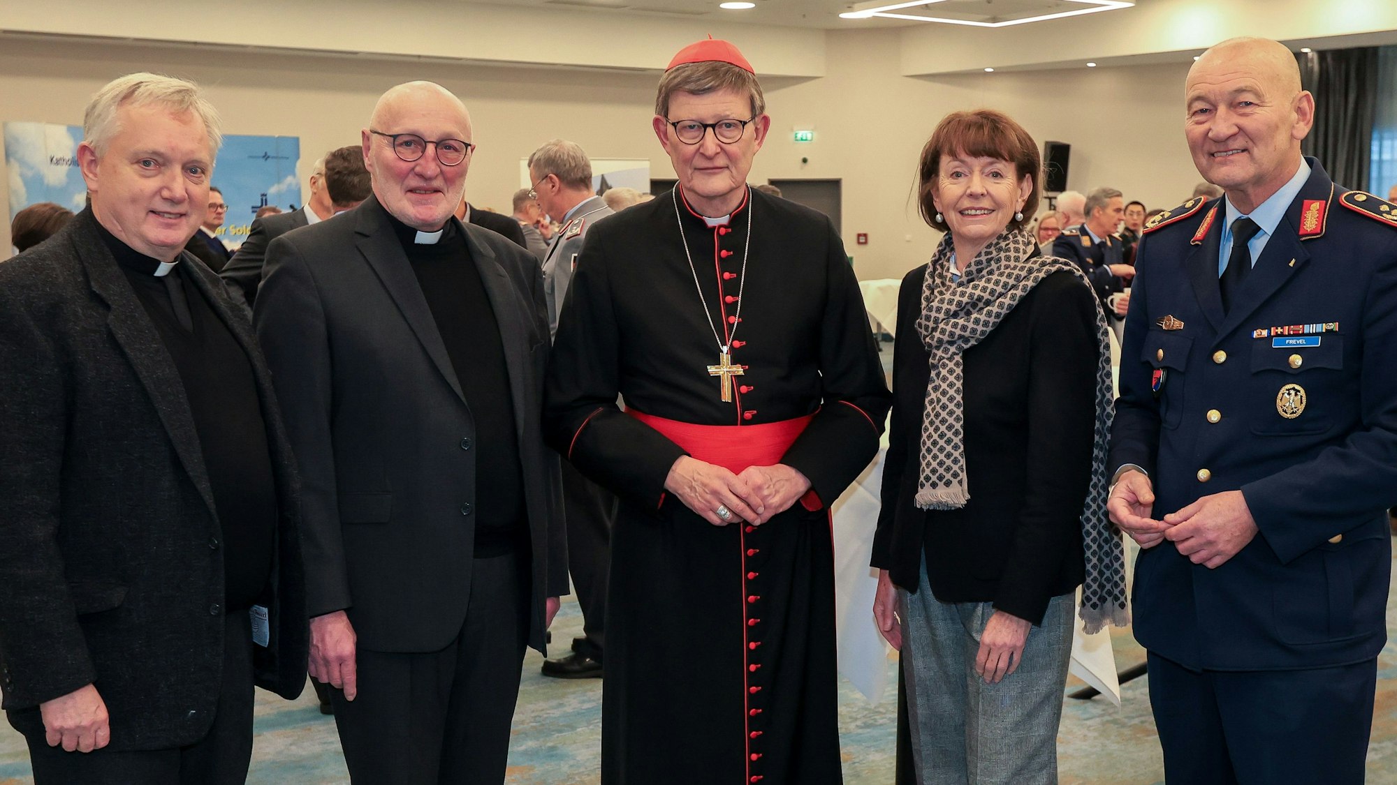 Fünf Menschen stehen im Hilton Cologne, v.r.n.l. Monsignore Joachim Simon, Rainer Schnettker, Rainer Maria Woelki, Henriette Reker und Generalmajor Richard Frevel