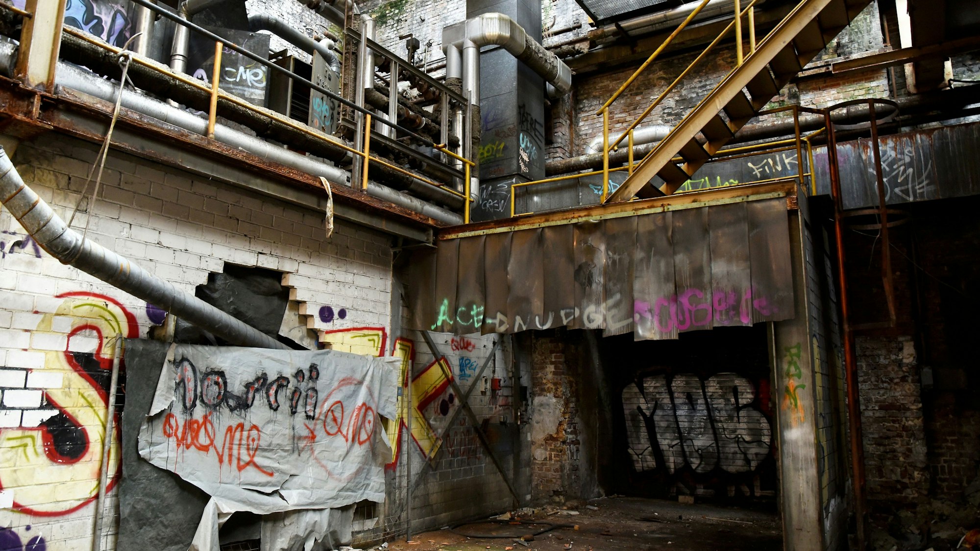 Heruntergekommene und marode Gebäudeteile im Innern des Otto-Langen-Quartiers.