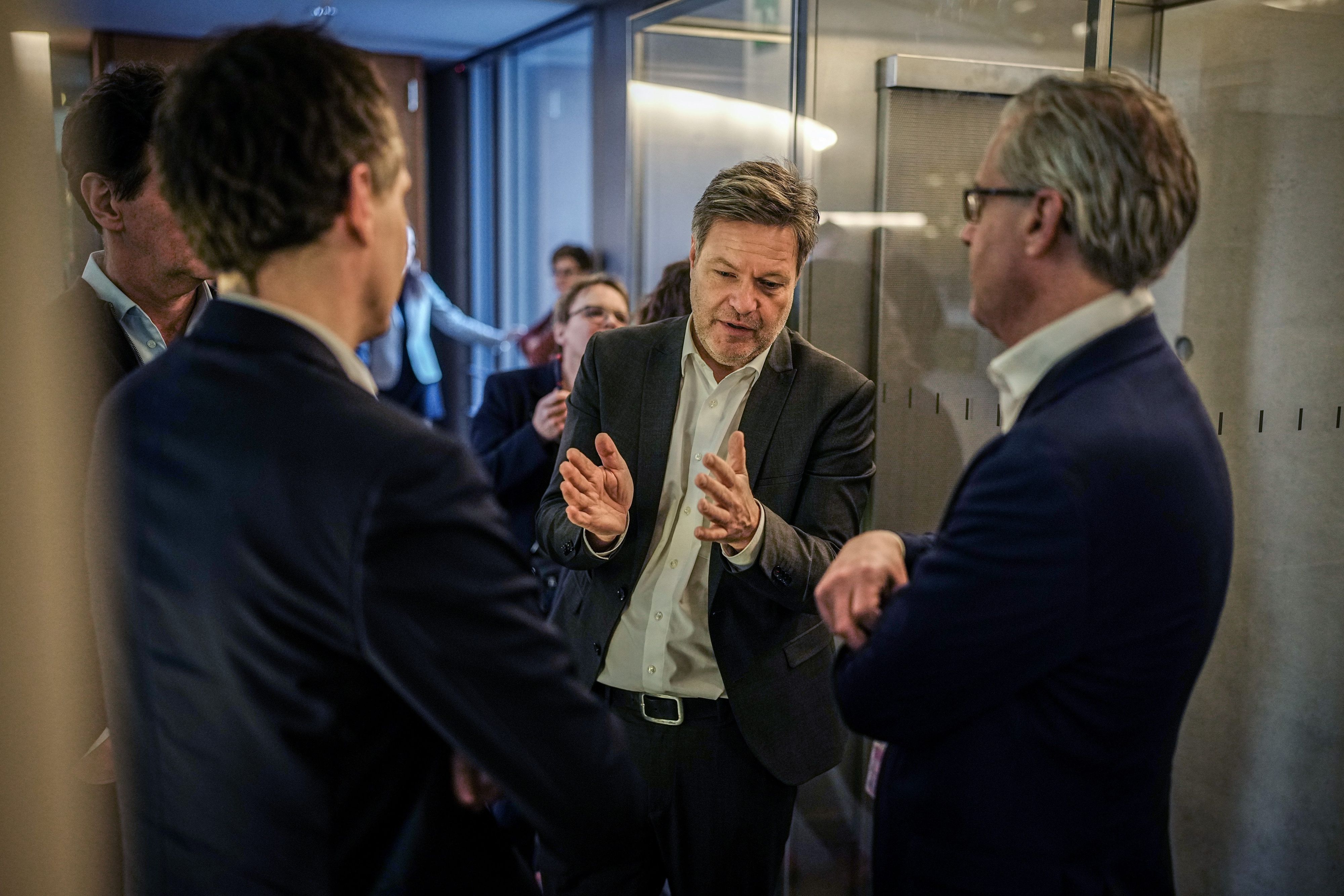 Robert Habeck (Bündnis 90/Die Grünen), Bundesminister für Wirtschaft und Klimaschutz, spricht vor dem Sitzungssaal bei der Bereinigungssitzung des Haushaltsausschuss des Bundestags mit Journalisten.