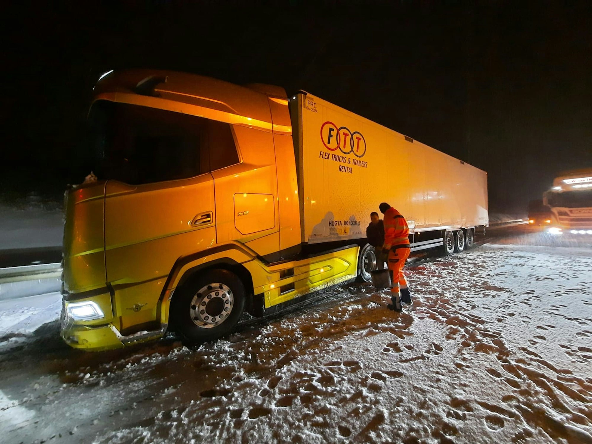 Auf der Autobahn blieben an den Steigungsstrecken Lastwagen stecken, dadurch bildeten sich lange Staus.
