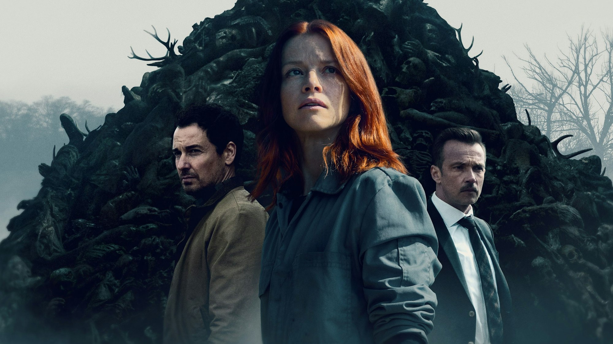 In der neuen ARD-Serie „Oderbruch“ wird ein Berg von Leichen und Tierkadavern gefunden. Die ehemalige Polizistin Maggie (Karoline Schuch, M.), Kommissar Roland Voit (Felix Kramer, l.) und der polnische Agent Stanislaw Zajak (Lucas Gregorowicz) ermitteln in dieser ungeheuerlichen Mordserie.