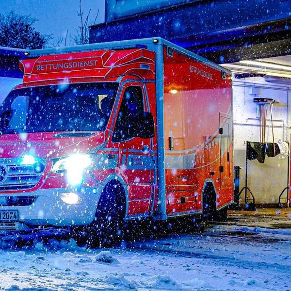 Ein Rettungswagen mit Blaulicht steht an der Feuer- und Rettungswache in Bensberg.