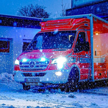 Ein Rettungswagen mit Blaulicht steht an der Feuer- und Rettungswache in Bensberg.