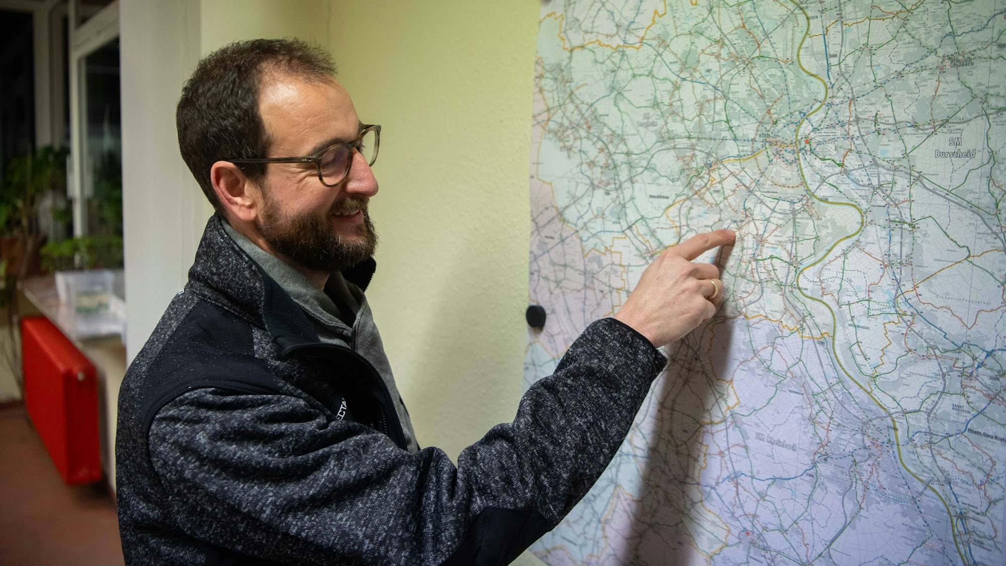 Das Bild zeigt Jürgen Esser an einer Straßenkarte.