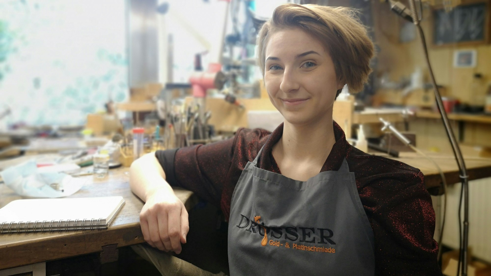 Sina Schnabel an ihrem Arbeitsplatz in der Goldschmiede Drösser.