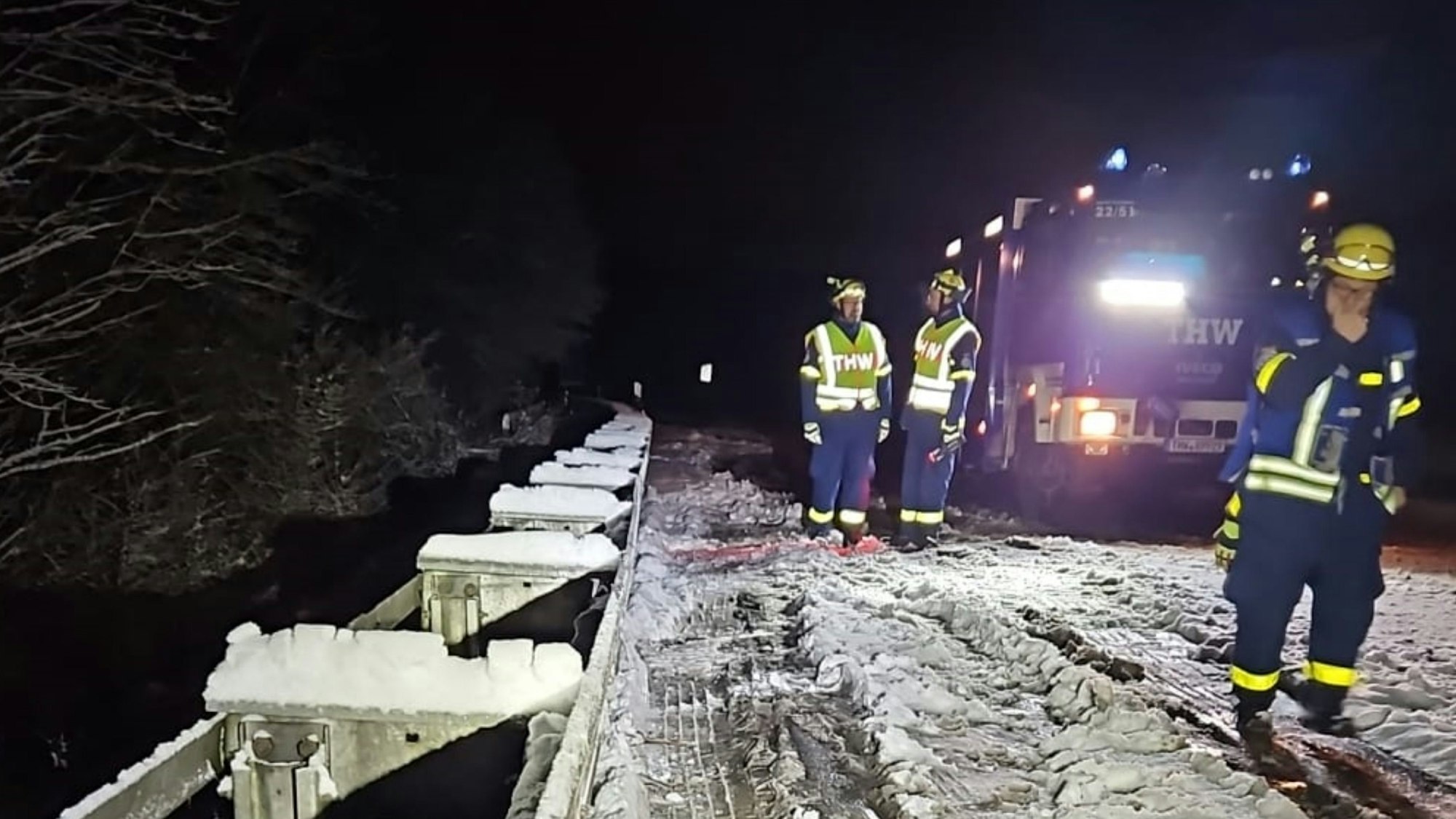 Foto einer THW-Einheit im Schnee