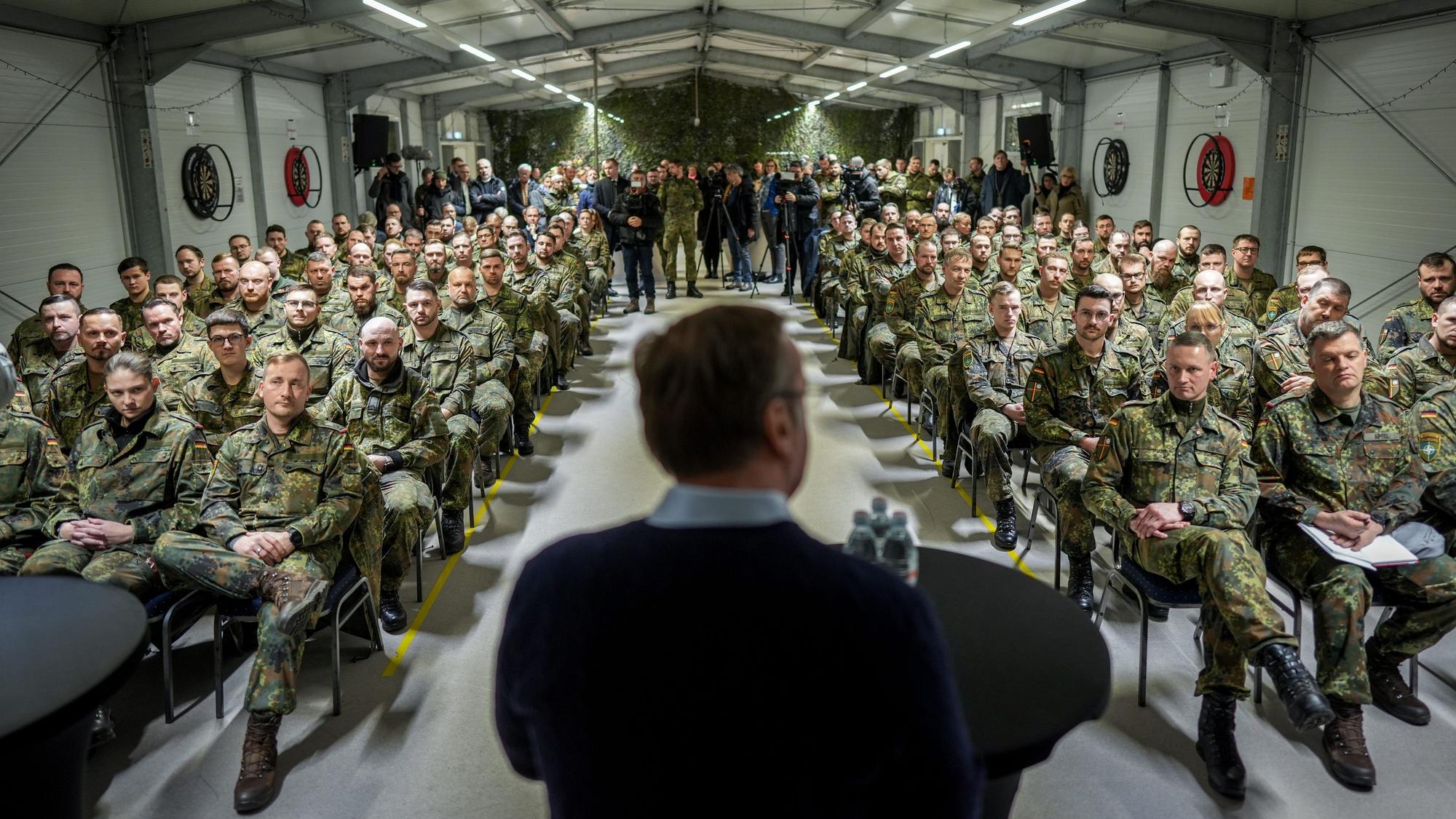 Mission in Litauen: Boris Pistorius spricht zu Bundeswehrsoldaten. Die Nato wird eine große Übung mit 90.000 Soldatinnen und Soldaten organisieren. (Symbolbild)