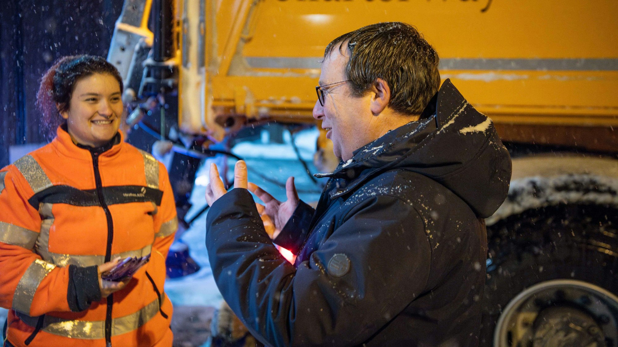 Das Bild zeigt Oliver Krischer im Gespräch mit Straßenwärterin Jasmin Bauerfeind.