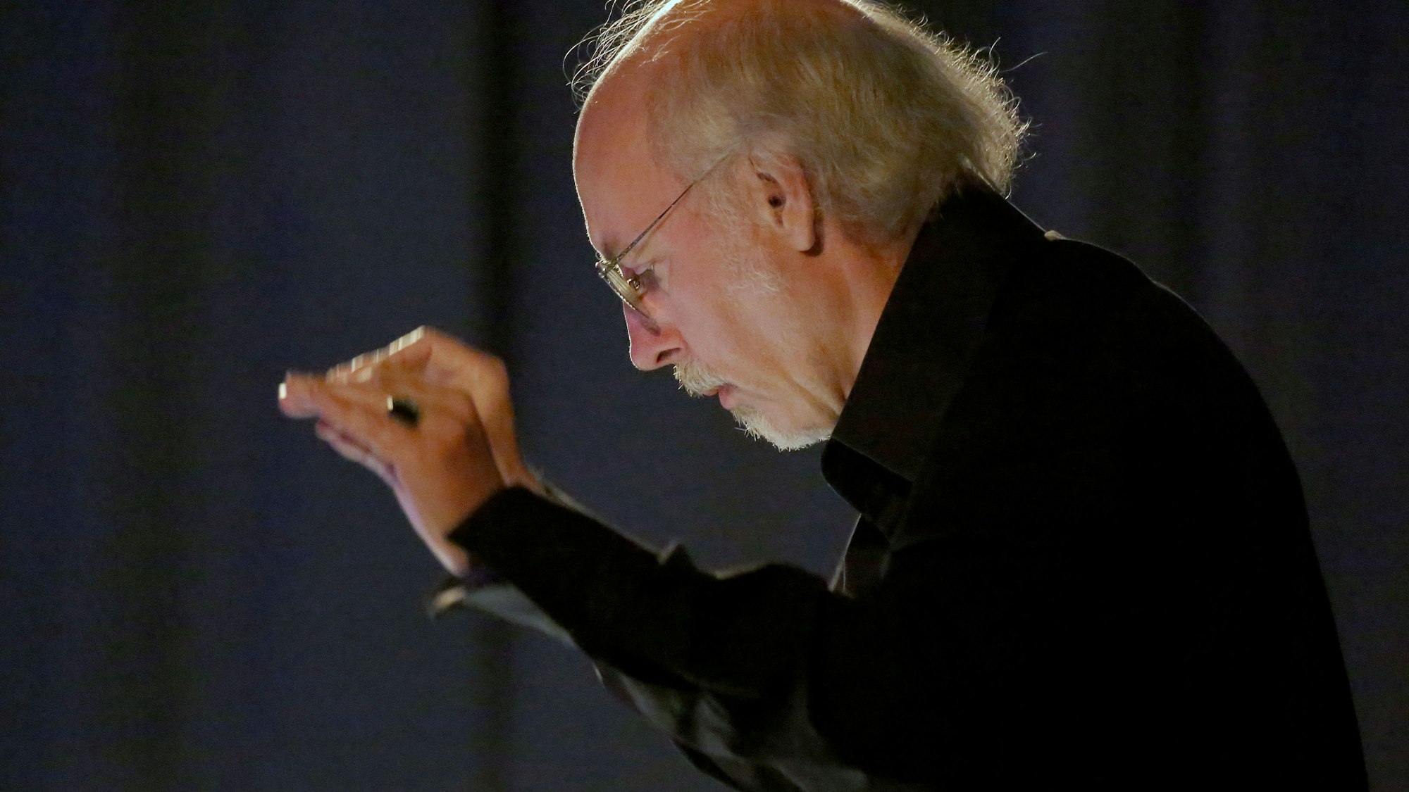 Zu sehen ist Johannes Kalitzke bei den Wittener Tagen für Kammermusik im Ruhrgymnasium am 23.04.2016.