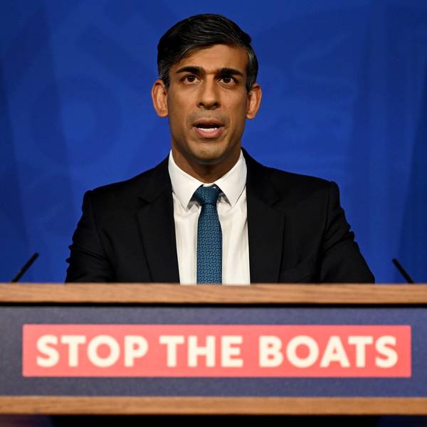 Rishi Sunak, Premierminister von Großbritannien, spricht bei einer Pressekonferenz in der Downing Street und reagiert auf das Urteil des Obersten Gerichtshofs, das den Asyl-Pakt mit Ruanda stoppt.