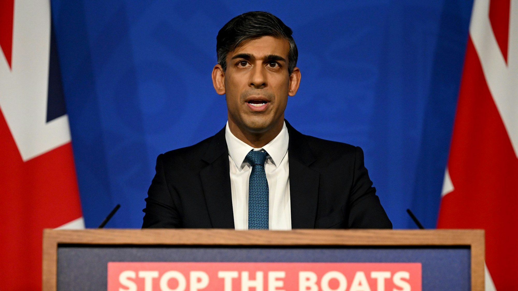 Rishi Sunak, Premierminister von Großbritannien, spricht bei einer Pressekonferenz in der Downing Street und reagiert auf das Urteil des Obersten Gerichtshofs, das den Asyl-Pakt mit Ruanda stoppt.