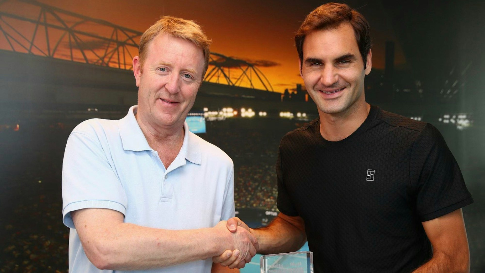 Mike Dickson (links) mit Tennisspieler Roger Federer.