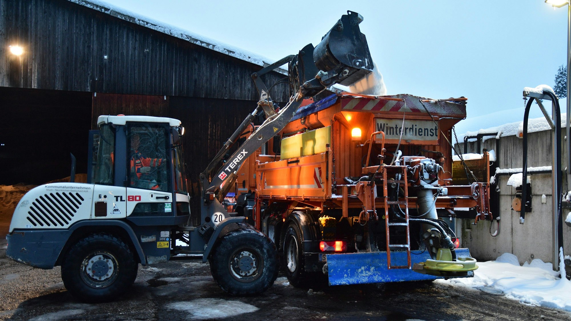 Winterdienst in Much. Nachladen an der Salzhalle.