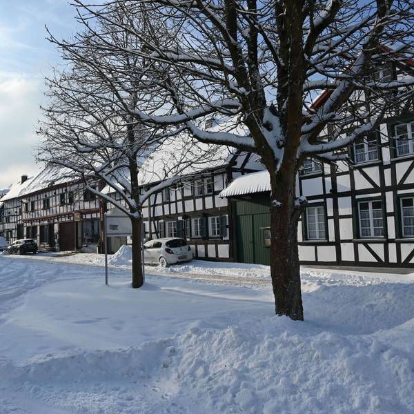 Der verschneite Ortskern von Olef.