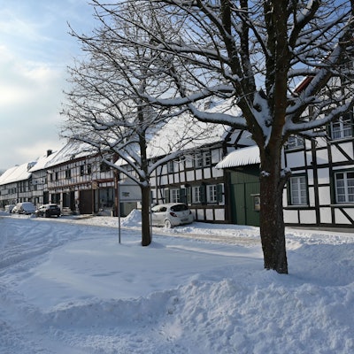 Der verschneite Ortskern von Olef.