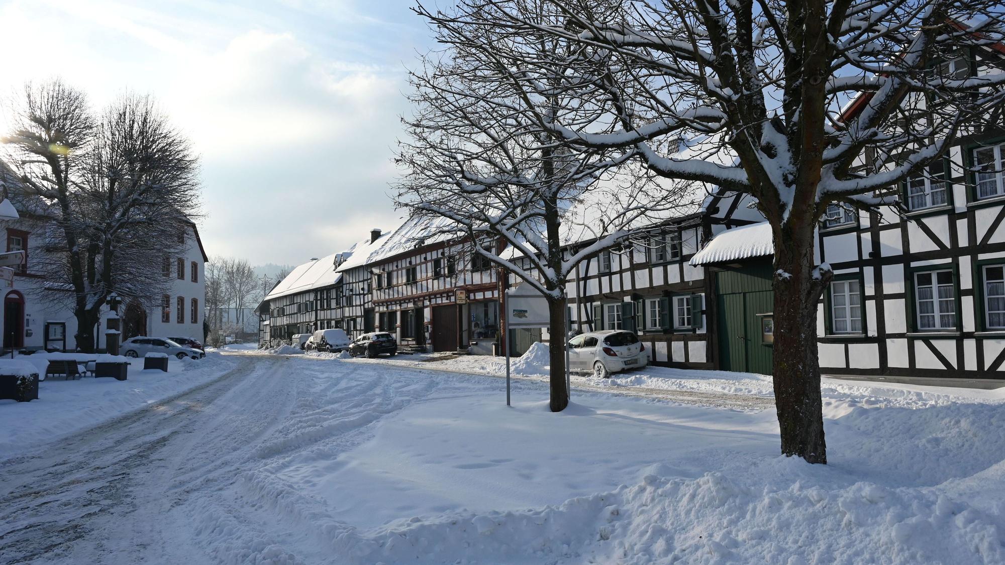 Der verschneite Ortskern von Olef.