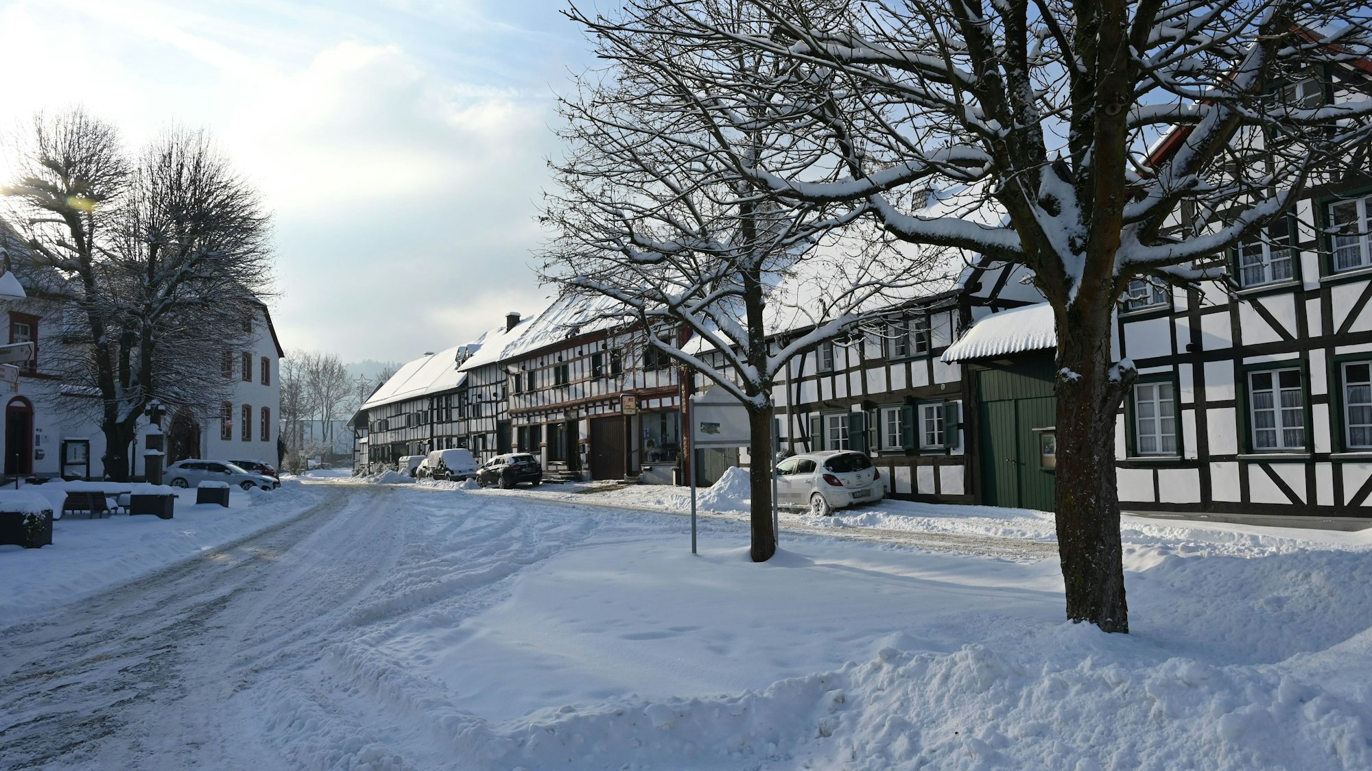 Der verschneite Ortskern von Olef.