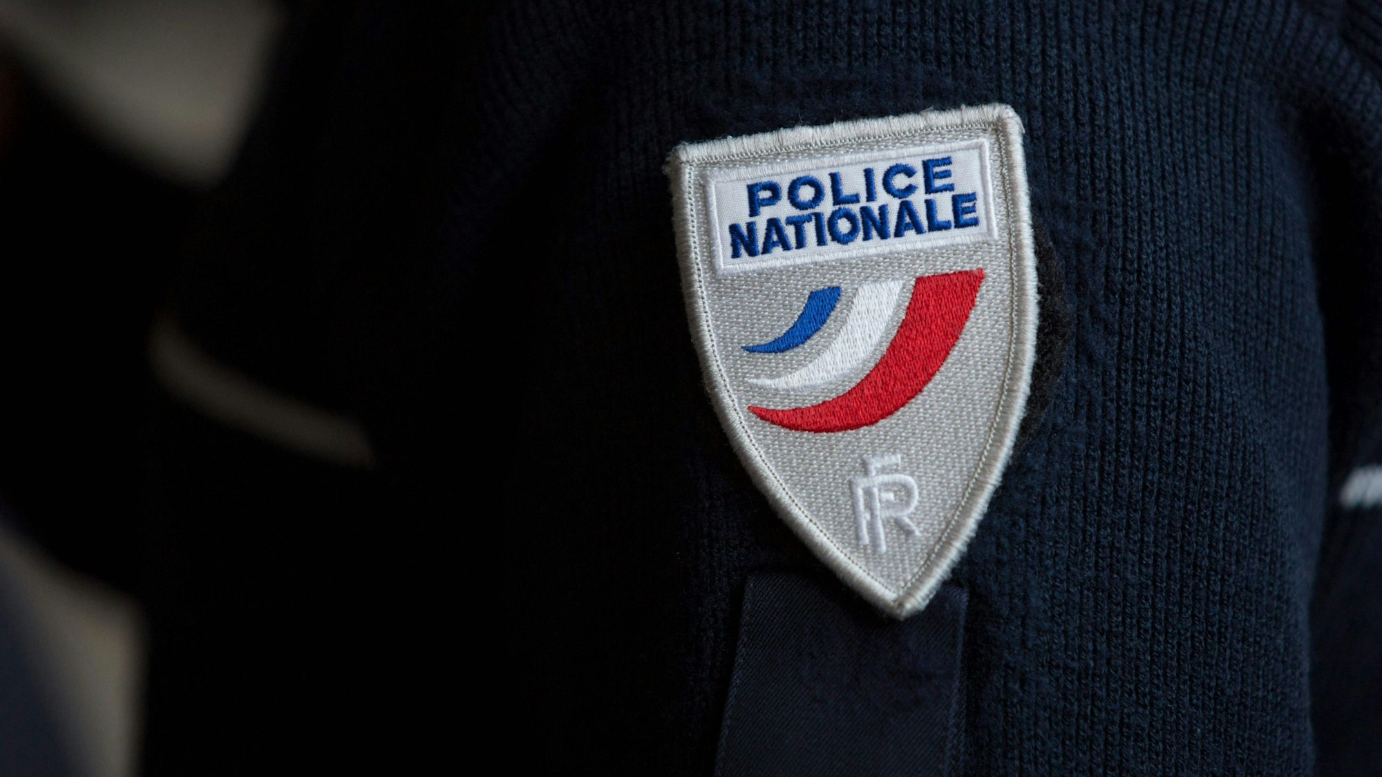 Ein Abzeichen der französischen Polizei (Police Nationale) ist bei der Präsentation der neuen Rekrutierungskampagne der französischen Polizei (Police Nationale) am 4. Mai 2016 in Paris zu sehen.