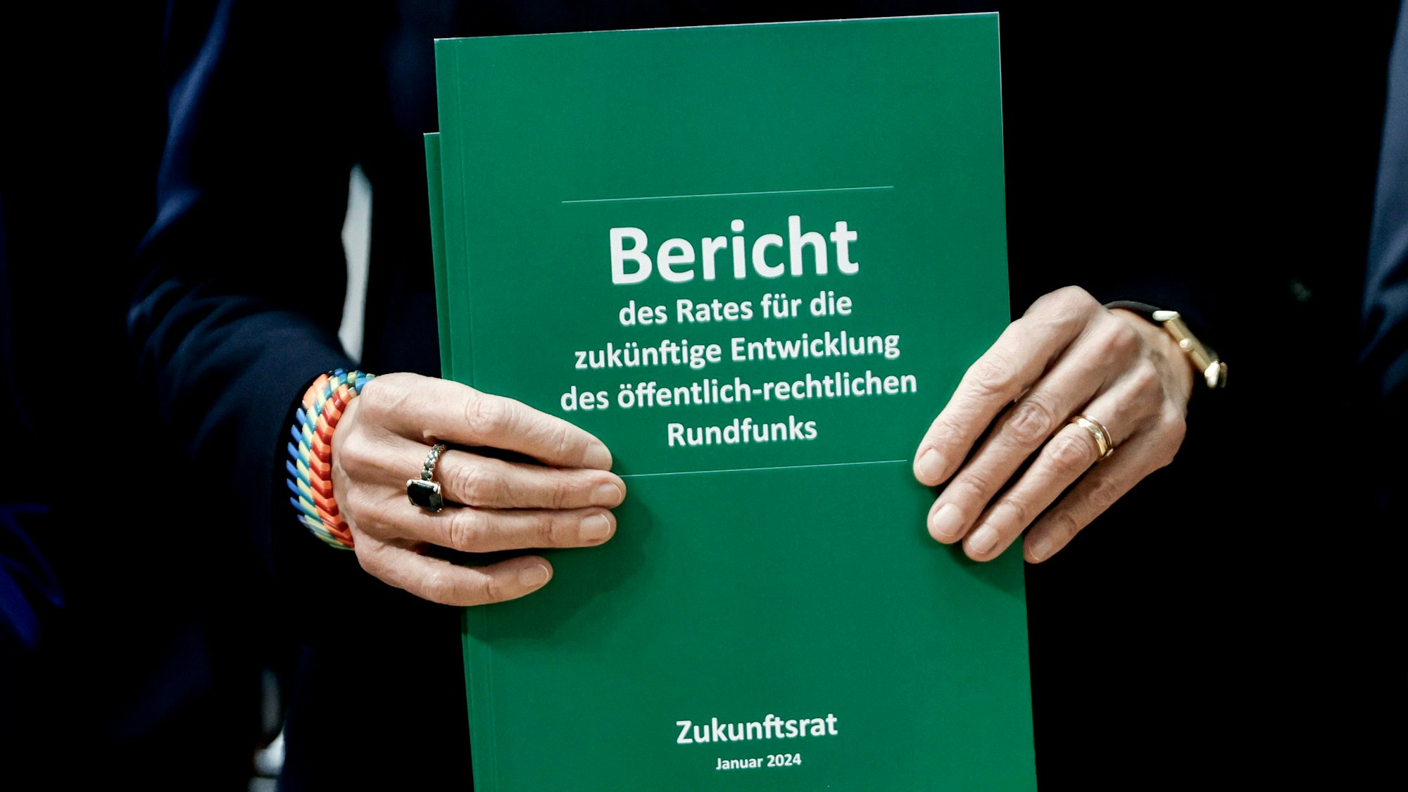 Julia Jäkel, Vorsitzende des Zukunftsrates, hält den Bericht des Zukunftsrates für die Entwicklung des öffentlich-rechtlichen Rundfunks.