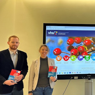 VHS-Leiter Dr. Günter Hinken, Beigeordneter Marc Adomat, Programmbereichsleitende Uta Wagner und Fabian Daldrup stellten das neue VHS-Programm vor.
