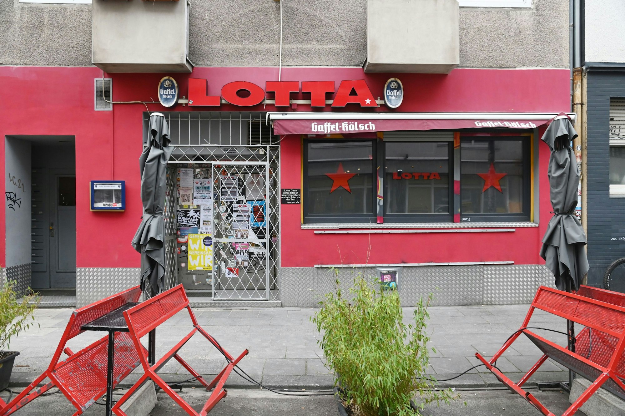 Ein Blick auf die Ladenfront der Lotta-Kneipe
