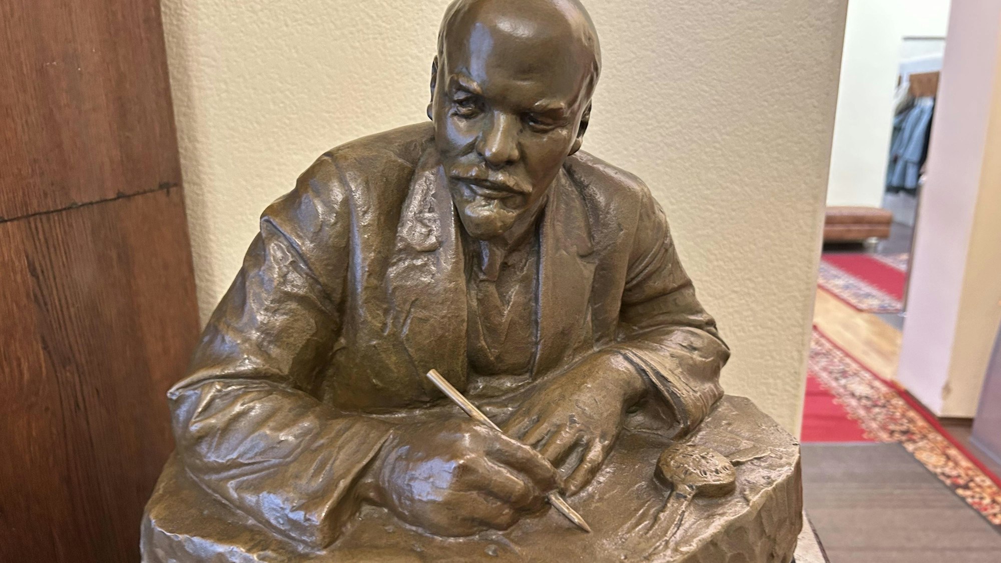 Ein Lenin-Denkmal erinnert im Museumskomplex Gorki Leninskije unweit der russischen Hauptstadt Moskau an den Revolutionsführer Wladimir Iljitsch Uljanow (1870-1924), der vor 100 Jahren an dem Ort starb.