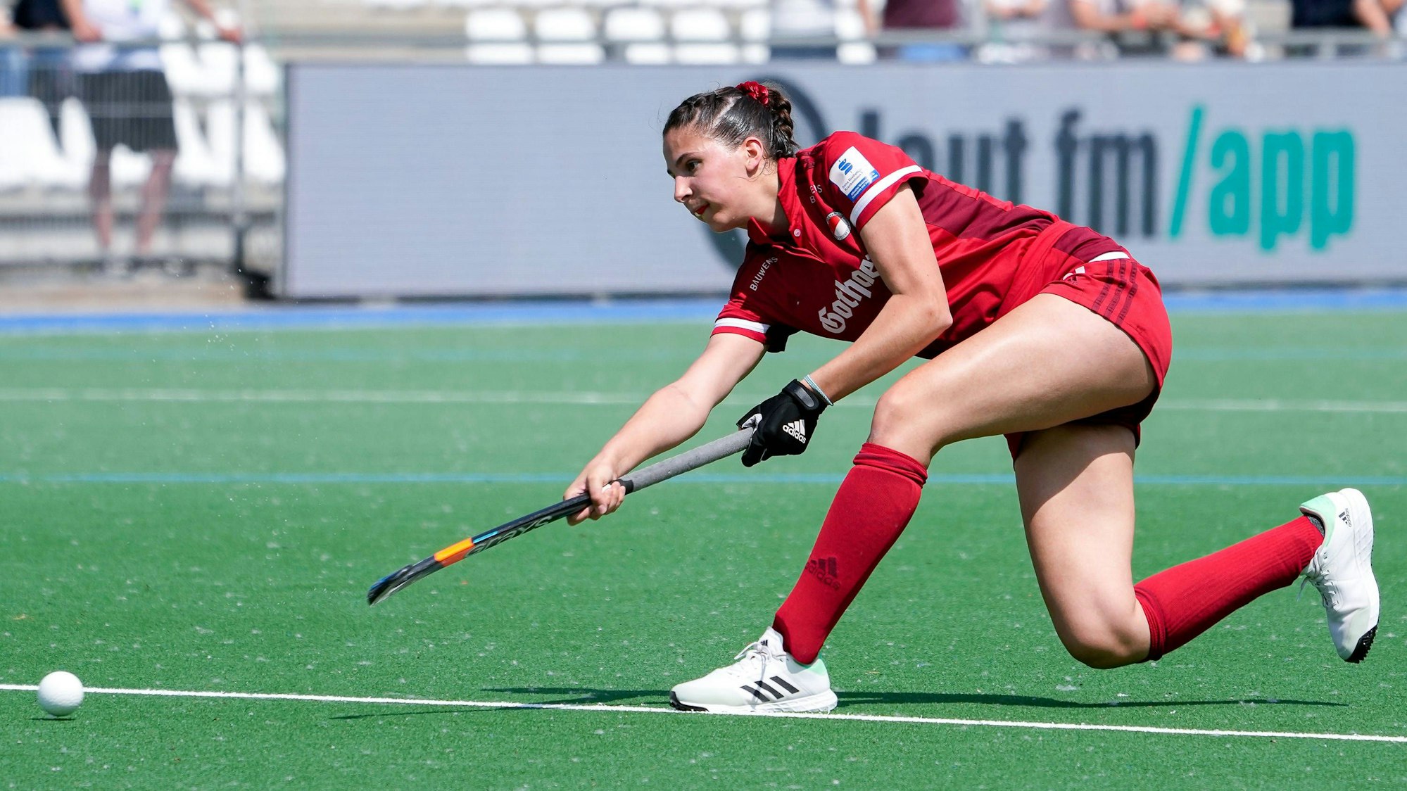 Eine Spielerin von KHTC Stadion Rot-Weiss Köln spielt einen Ball. (Archivbild)