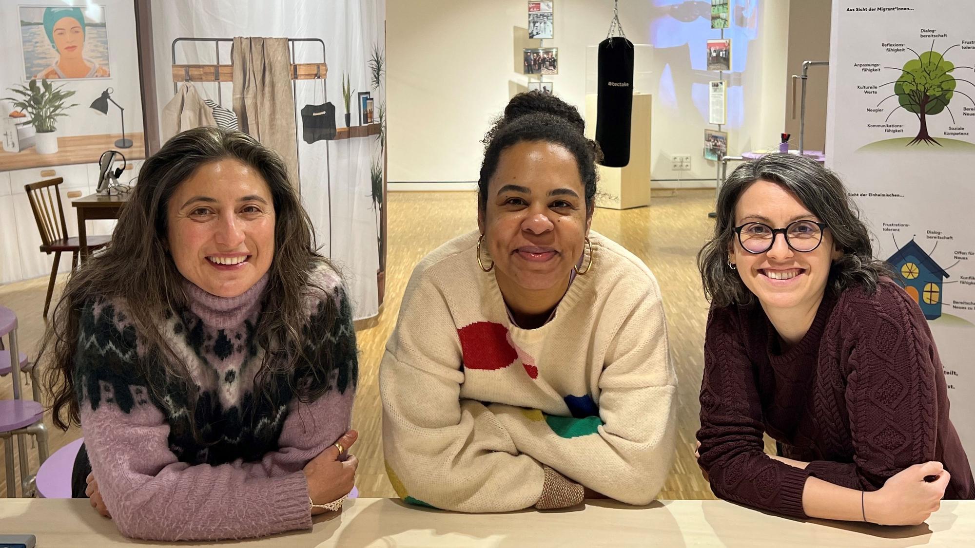 Kuratorin İdil Efe aus Berlin und die Domid-Mitarbeiterinnen Azziza B. Malanda und Sandra Vacca haben die Ausstellung in der Alten Feuerwache zusammen mit Menschen aus der Stadtgesellschaft konzipiert.