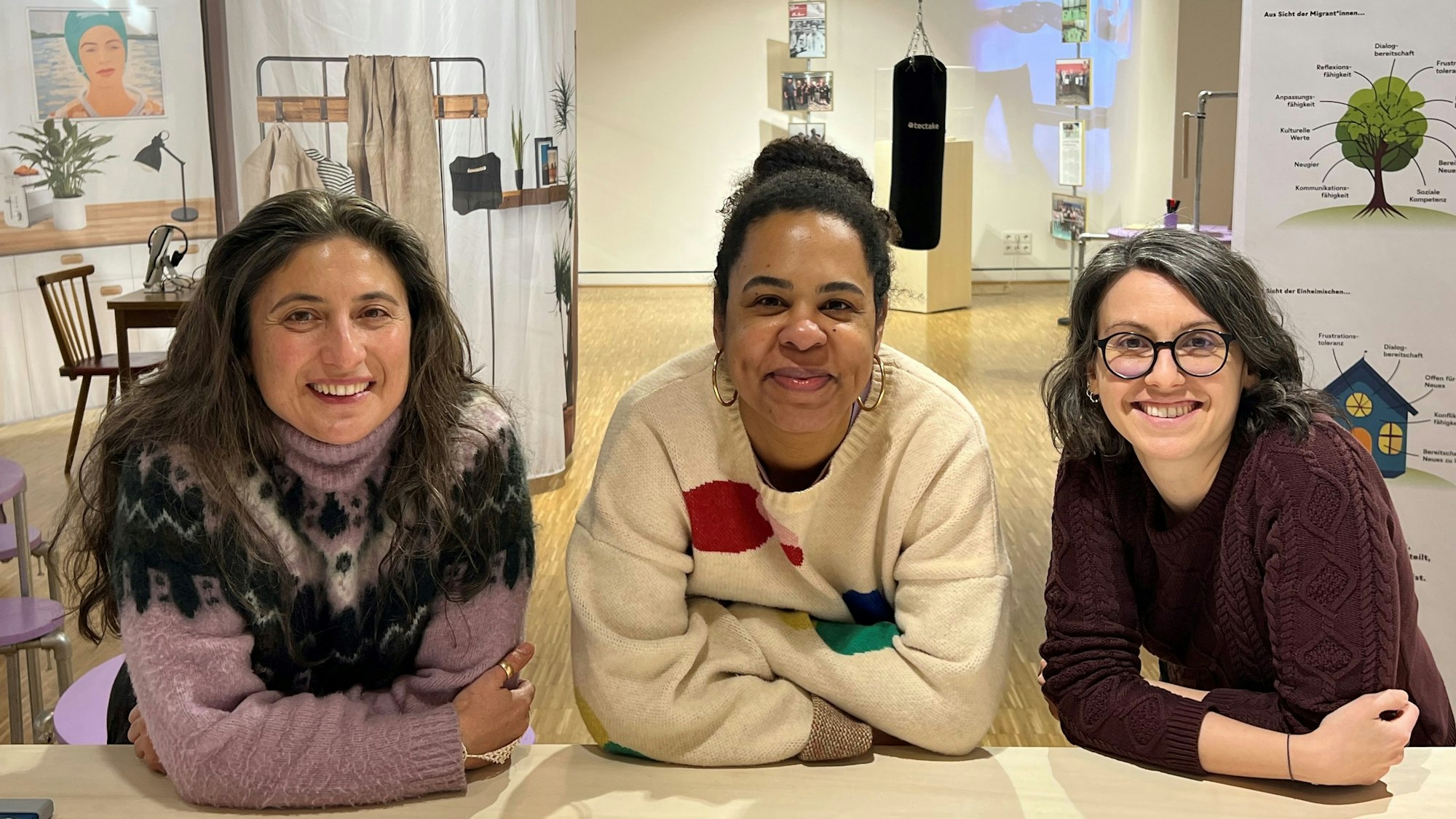 Kuratorin İdil Efe aus Berlin und die Domid-Mitarbeiterinnen Azziza B. Malanda und Sandra Vacca haben die Ausstellung in der Alten Feuerwache zusammen mit Menschen aus der Stadtgesellschaft konzipiert.