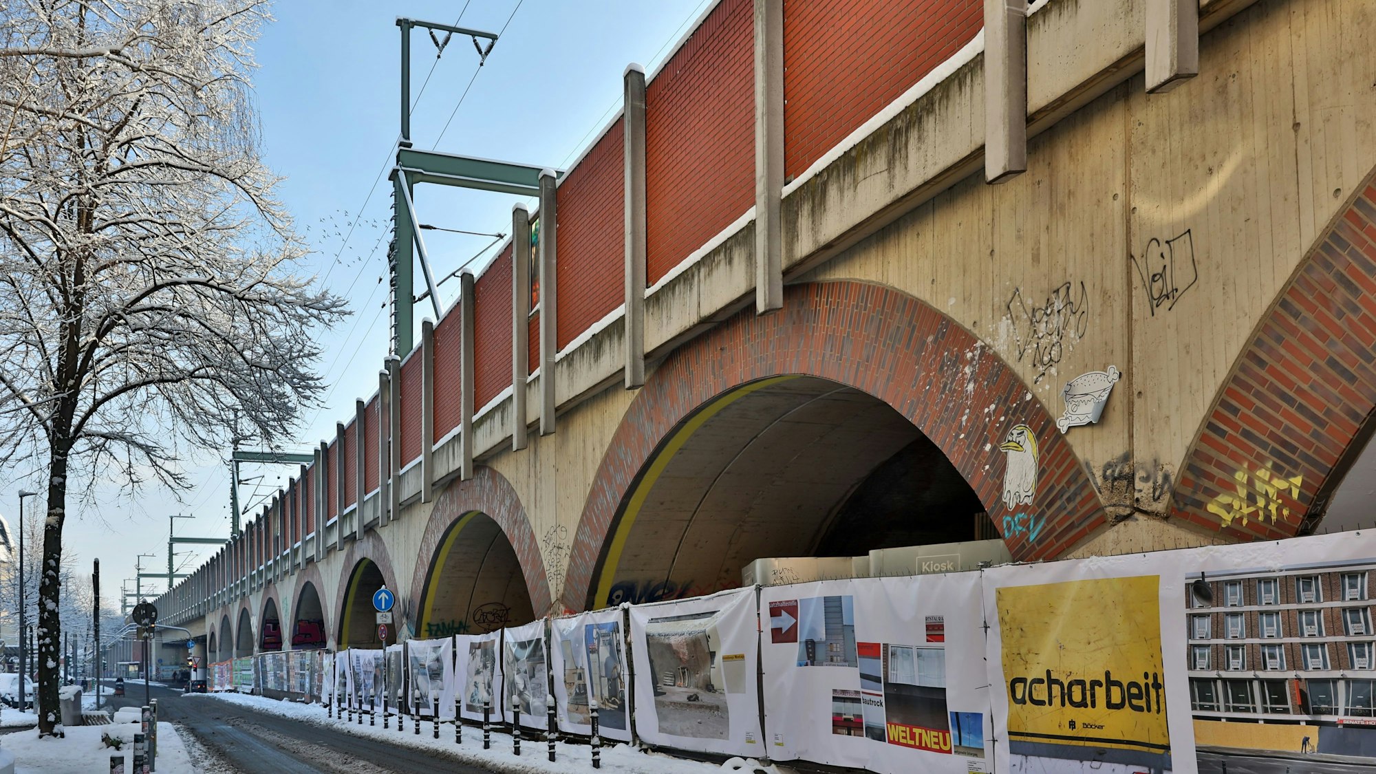 17.01.2024
Köln:
Bahnbögen in der Hüttenstr.
Tut sich endlich was an Kölns Bahnbögen in Ehrenfeld und am Eigelstein? Die Bahn hat den jahrzehntelangen Pächter aus dem Mietvertrag geklagt.
Foto: Martina Goyert