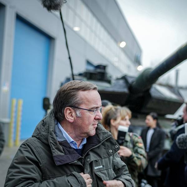Boris Pistorius (SPD), Bundesminister der Verteidigung, steht am Instandsetzungshub Lithuanian Defence Services (LDS). Der SPD-Politiker warnt vor einer Ausweitung des russischen Kriegs gegen die Ukraine.