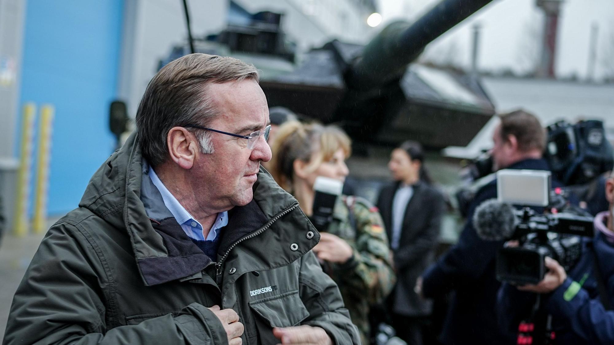 Boris Pistorius (SPD), Bundesminister der Verteidigung, steht am Instandsetzungshub Lithuanian Defence Services (LDS). Der SPD-Politiker warnt vor einer Ausweitung des russischen Kriegs gegen die Ukraine.