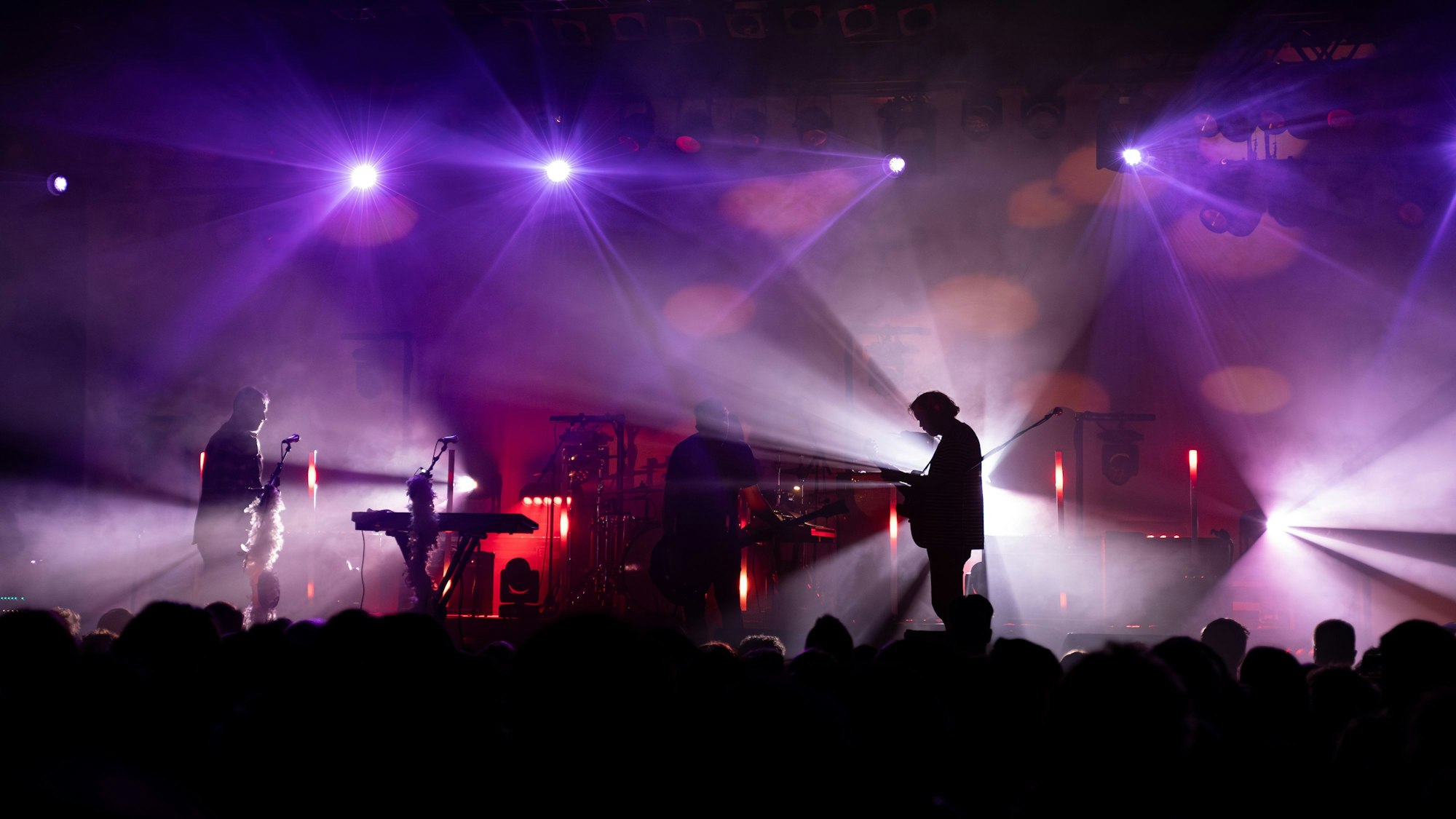 Nicht nur die Musik, sondern auch die Lichtshow von Slowdive schuf eine träumerische Atmosphäre in der ausverkauften Live Music Hall.