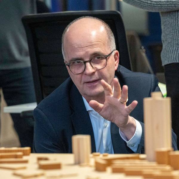 Den Blick knapp über Rheinhöhe: Baudezernent Markus Greitemann an den Modellen für das DEVK-Hochhaus