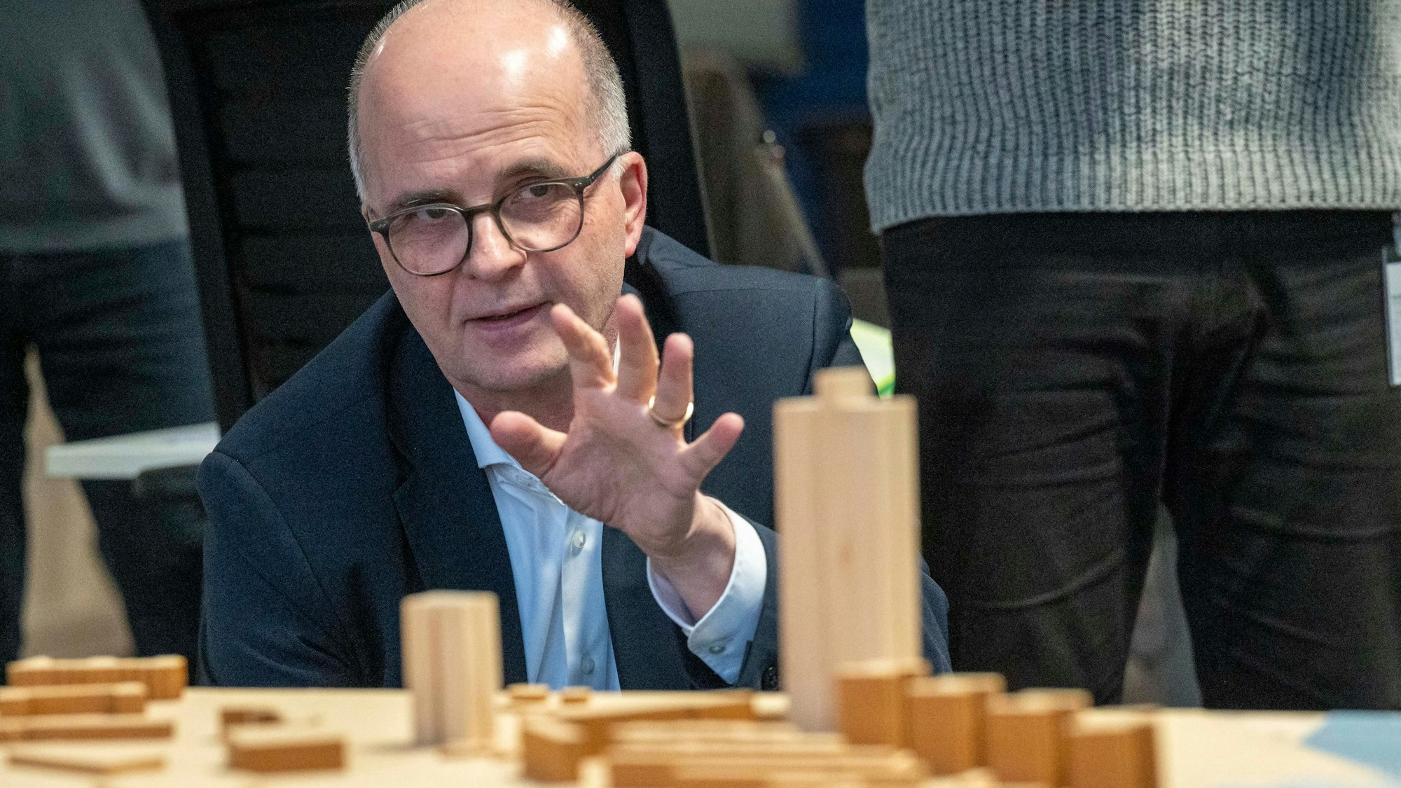 Den Blick knapp über Rheinhöhe: Baudezernent Markus Greitemann an den Modellen für das DEVK-Hochhaus