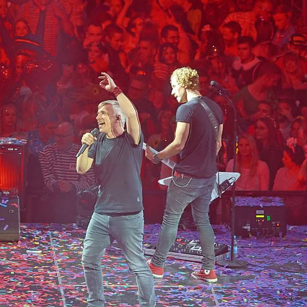 Kasalla in der Lanxess-Arena, Basti Campmann singt auf der Bühne.