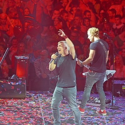 Kasalla in der Lanxess-Arena, Basti Campmann singt auf der Bühne.