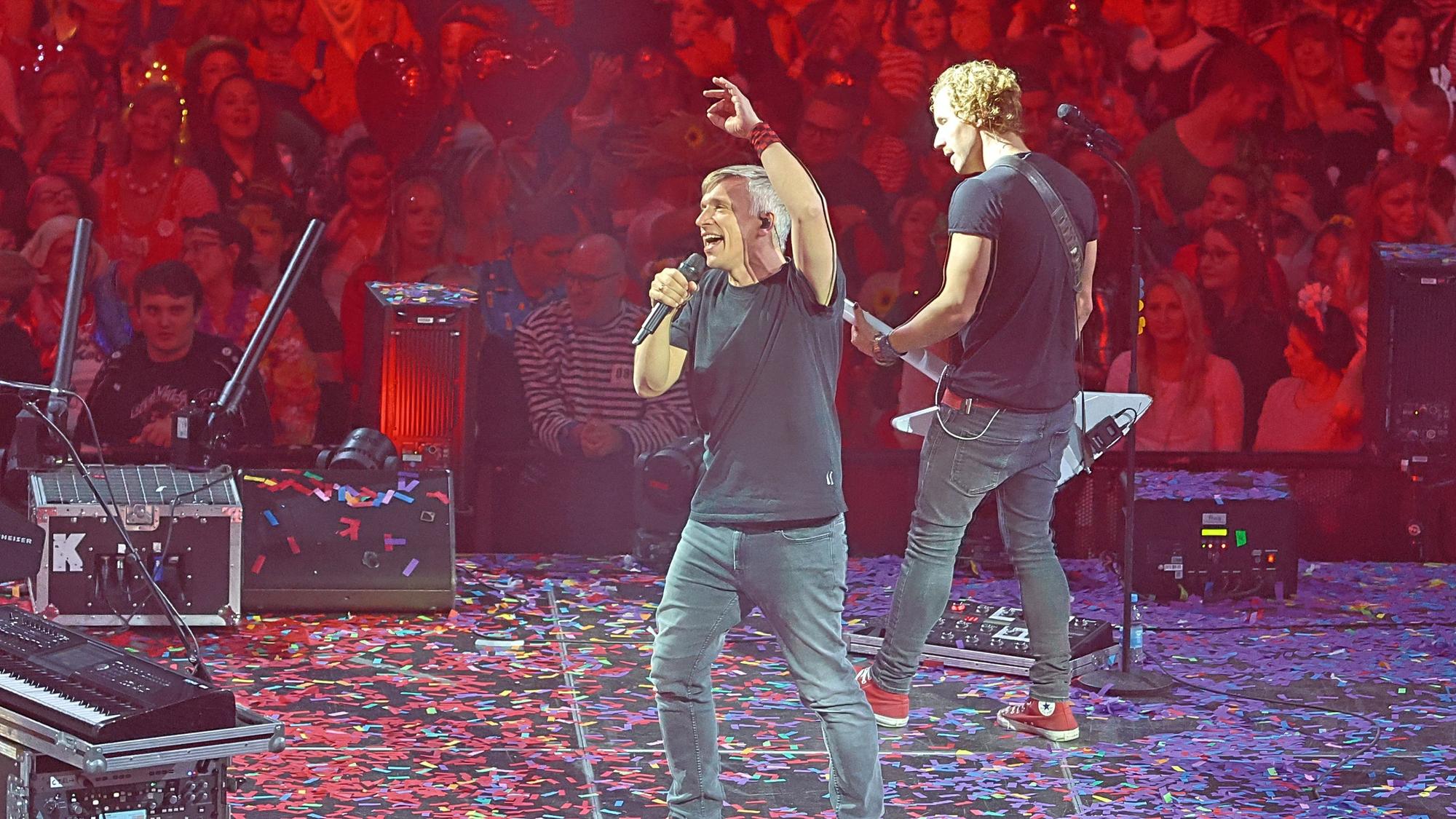 Kasalla in der Lanxess-Arena, Basti Campmann singt auf der Bühne.