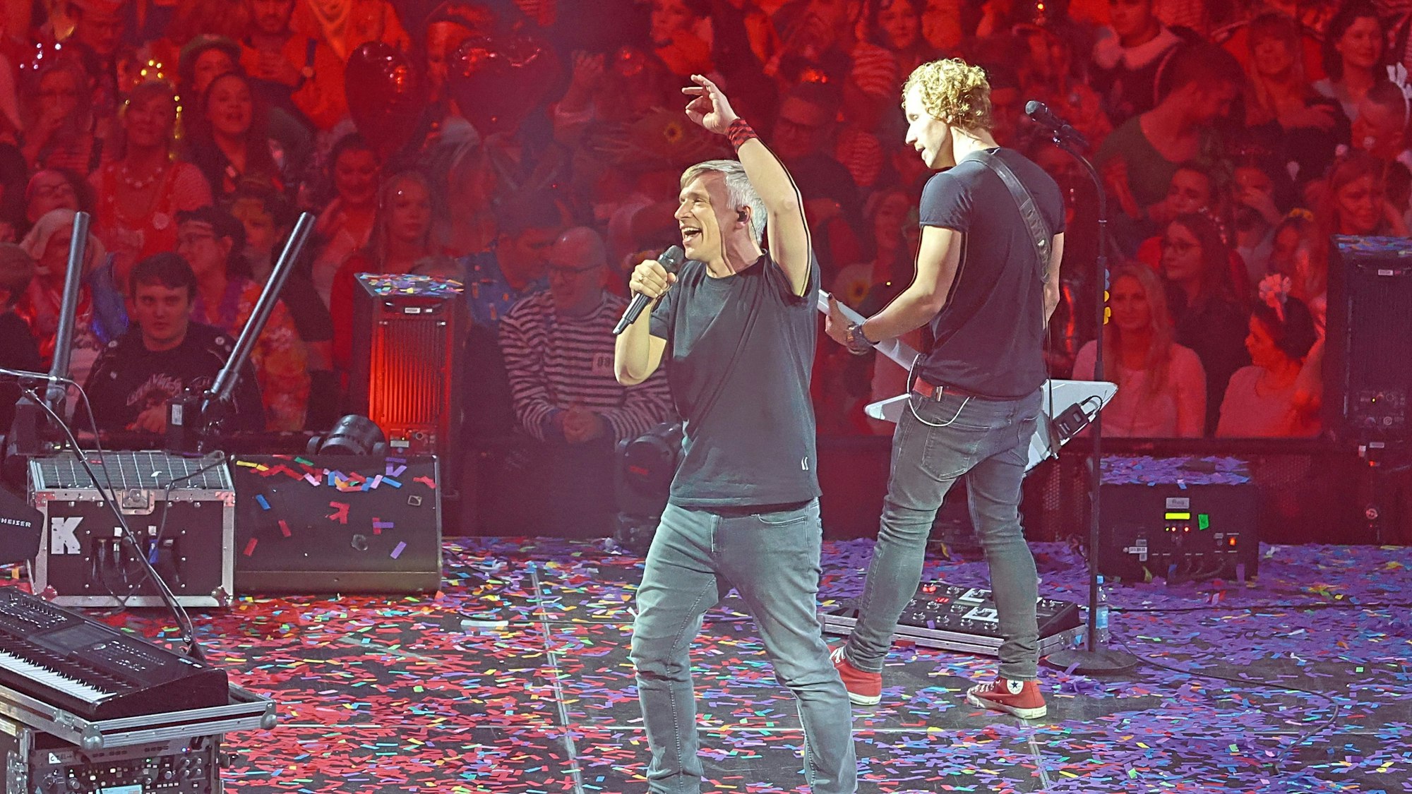 Kasalla in der Lanxess-Arena, Basti Campmann singt auf der Bühne.