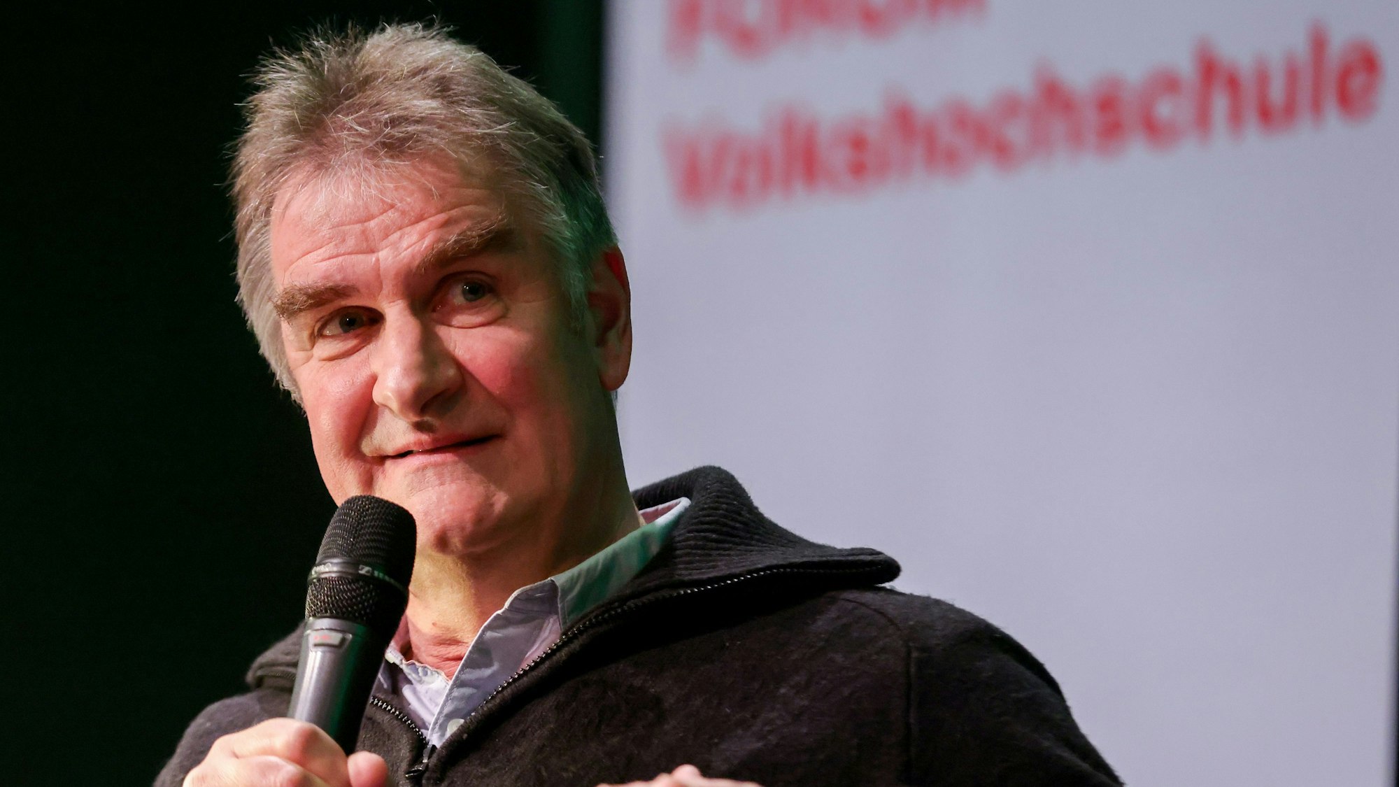 Sarah Brasack (Kölner Stadt-Anzeiger) und Schriftsteller Jürgen Wiebicke diskutieren im VHS-Forum im Rautenstrauch-Jost-Museum in Köln. Foto: Thilo Schmülgen