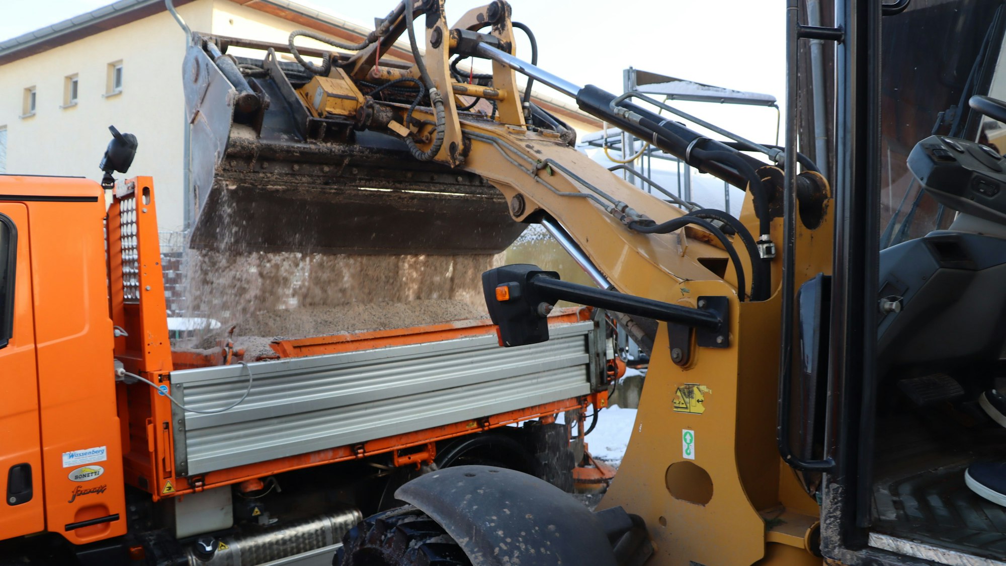 Vielerorts waren Winterdienste im Einsatz, wie hier in Bornheim, um die Straßen frei zu halten.