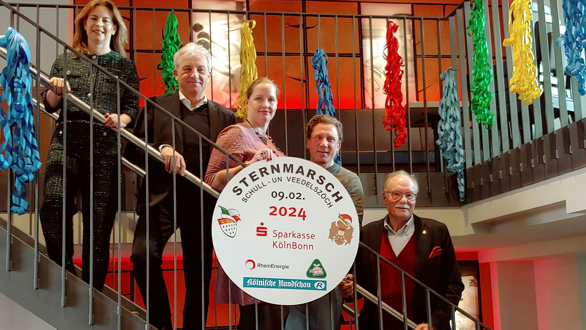 Die Sponsoren und Organistoren der „Freunde und Förderer“ um Vereinschef Bernhard Conin (r.) bei der Vorstellung des Sternmarsch-Programms im Lokal „Anno 1858“.