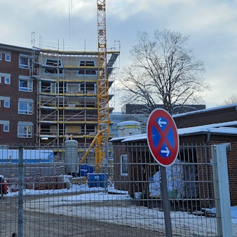 Die Stationen der Bergheimer Klinik erhalten zusätzliche Zimmer, zu sehen ist eine Außenansicht des Krankenhauses.