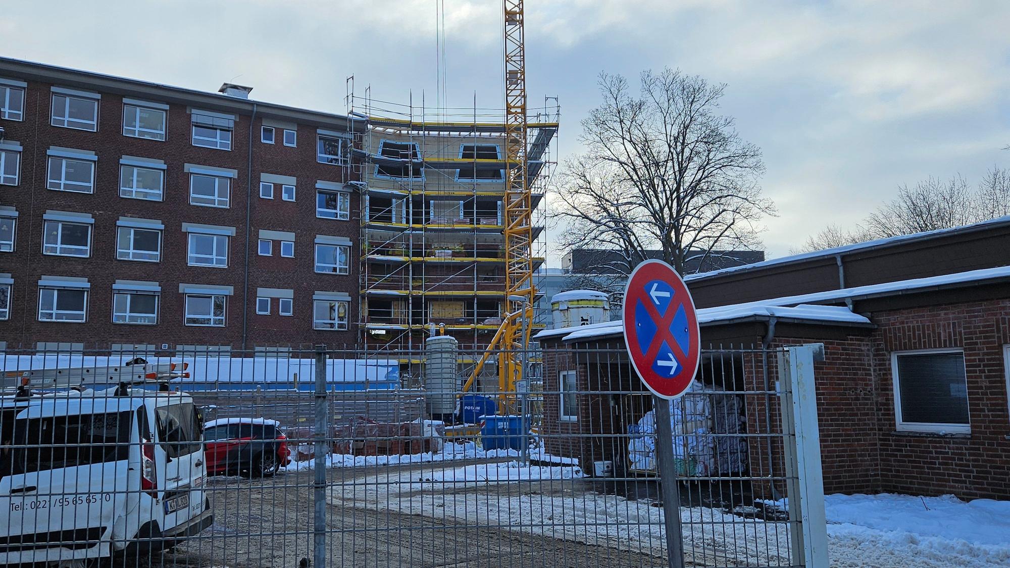 Die Stationen der Bergheimer Klinik erhalten zusätzliche Zimmer, zu sehen ist eine Außenansicht des Krankenhauses.