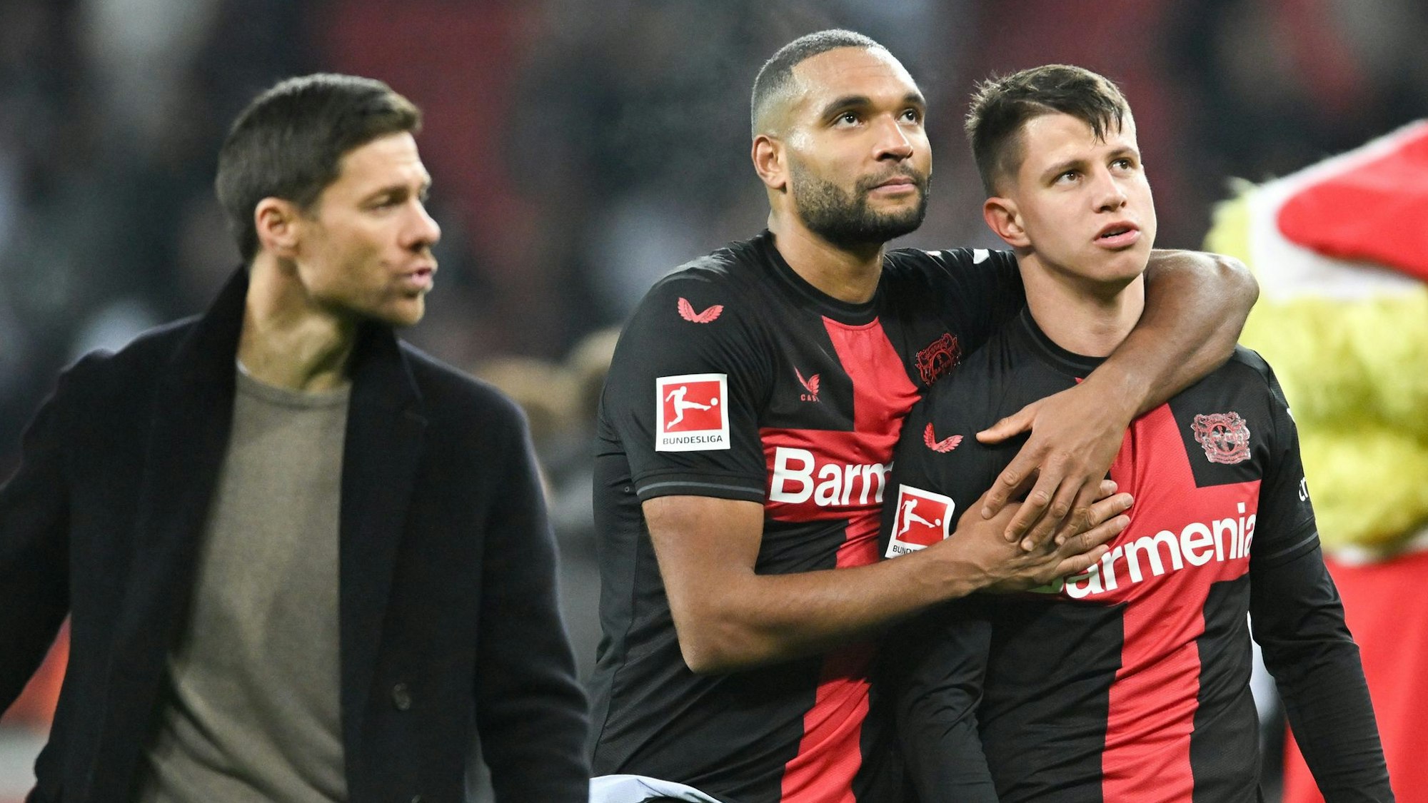 Bayers Jonathan Tah und Adam Hlozek mit Xabi Alonso