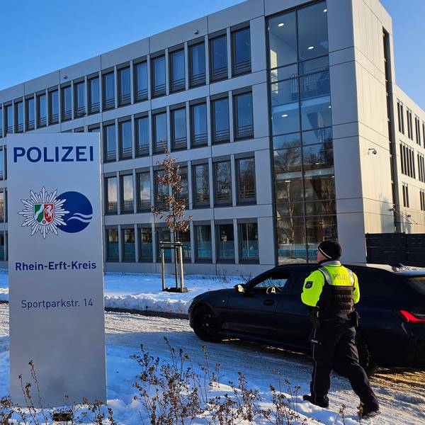 Ein modernes Polizeigebäude im Winter.