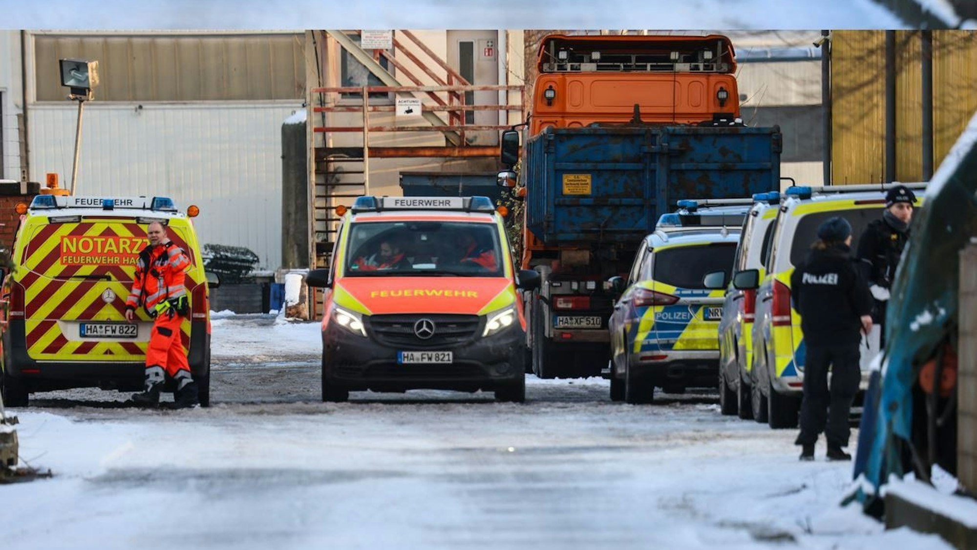 Ein größeres Aufgebot von Polizeikräften steht in einem Hagener Industriegebiet. Bei einer Schießerei ist am Freitag ein Mensch getötet worden.