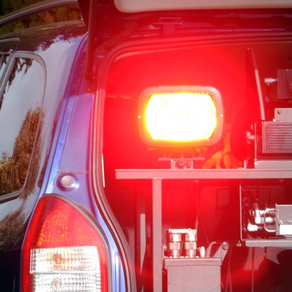 Aus einem zivilen Fahrzeug wird ein Autofahrer geblitzt.